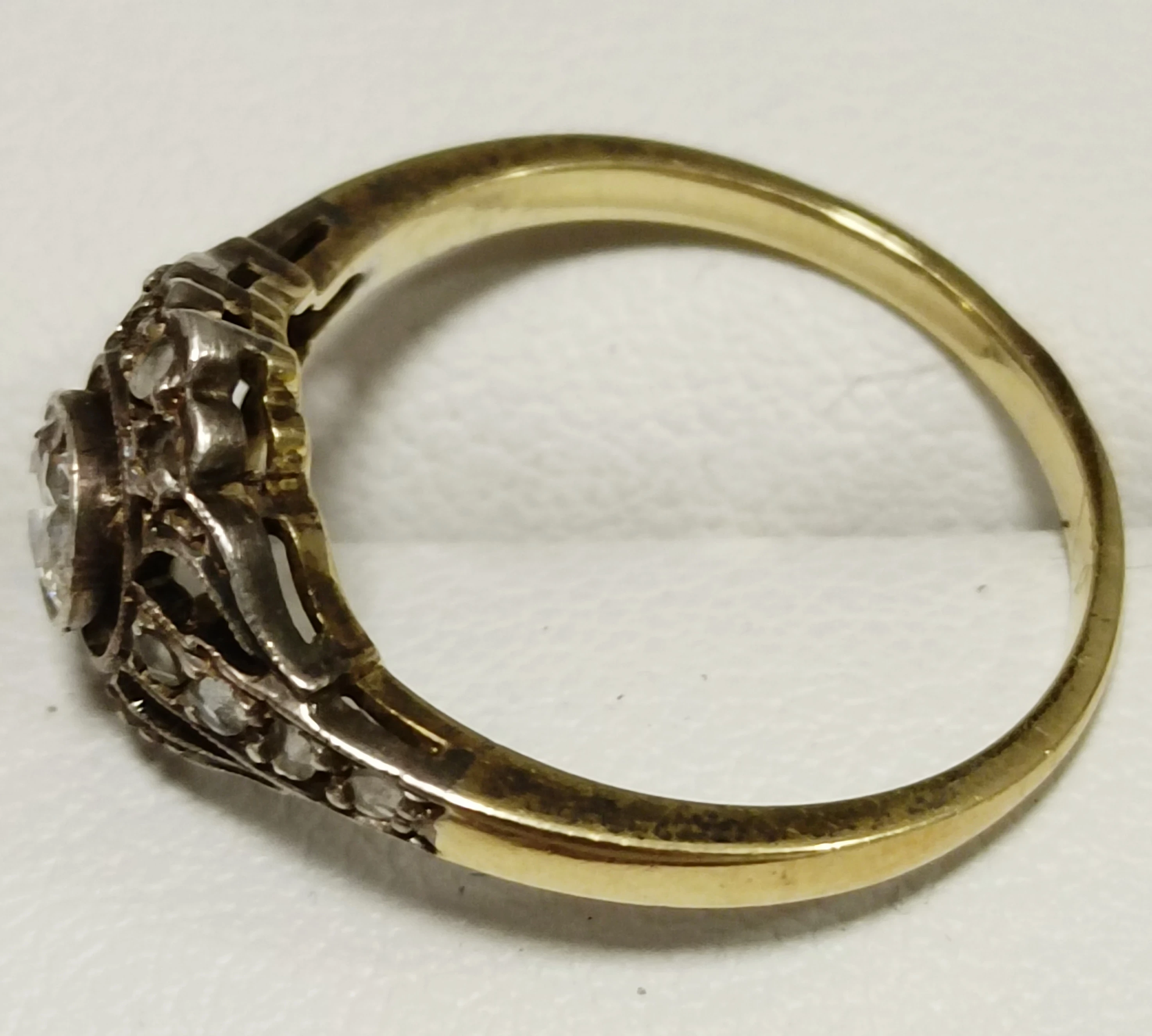 zloty-pierscionek-w-stylu-art-deco-z-brylantem-material-srebro