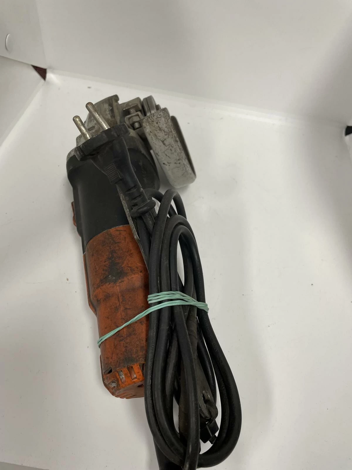 szlifierka-katowa-blackdecker-kg912-rodzaj-zasilania-sieciowa