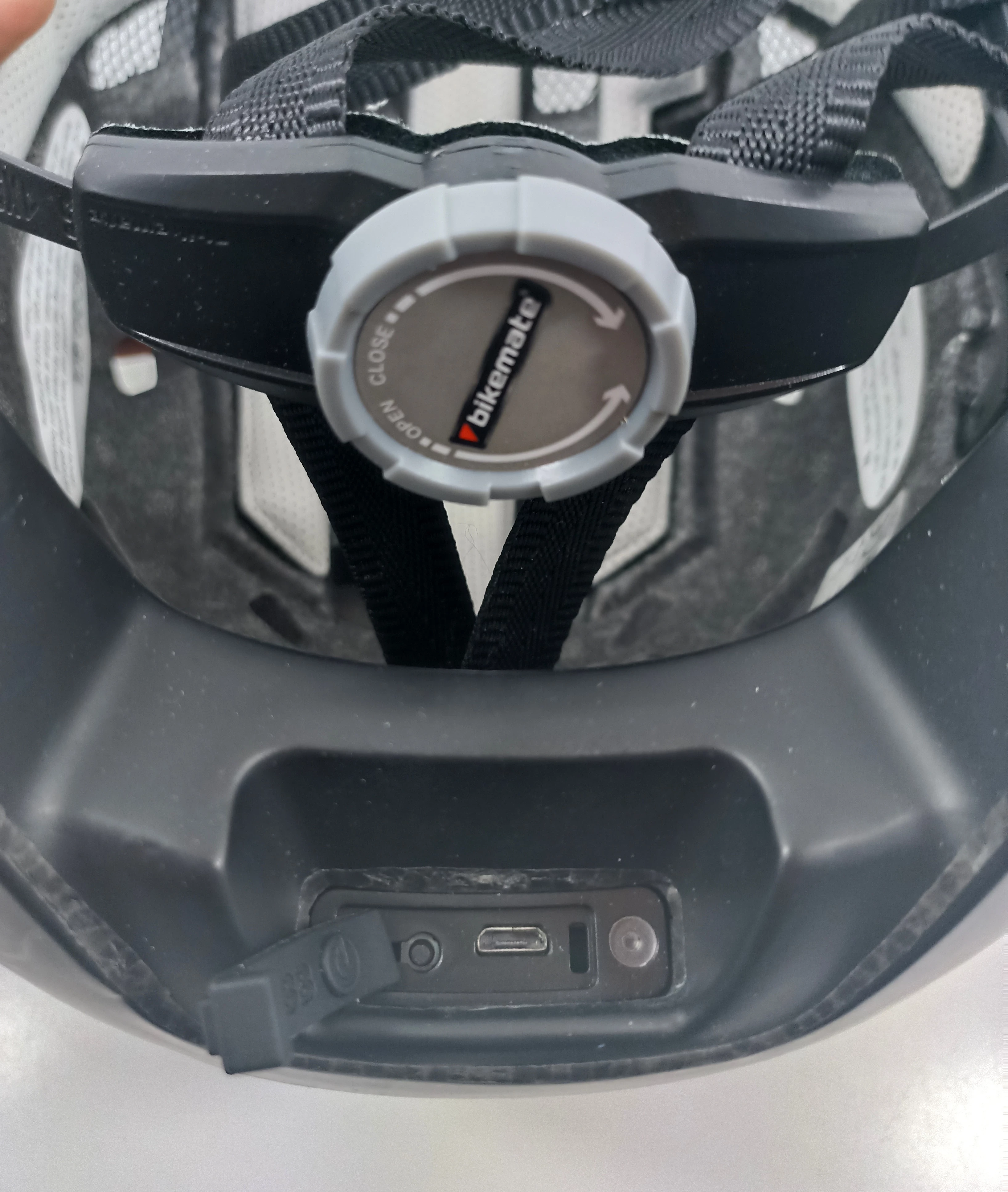 kask-rowerowy-bikemate-z-3-trybami-lampki-ostrzeg-kolor-czarny