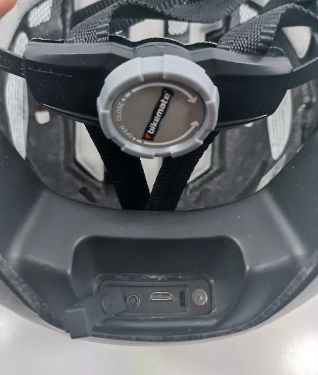 KASK ROWEROWY BIKEMATE Z 3 TRYBAMI LAMPKI OSTRZEG
