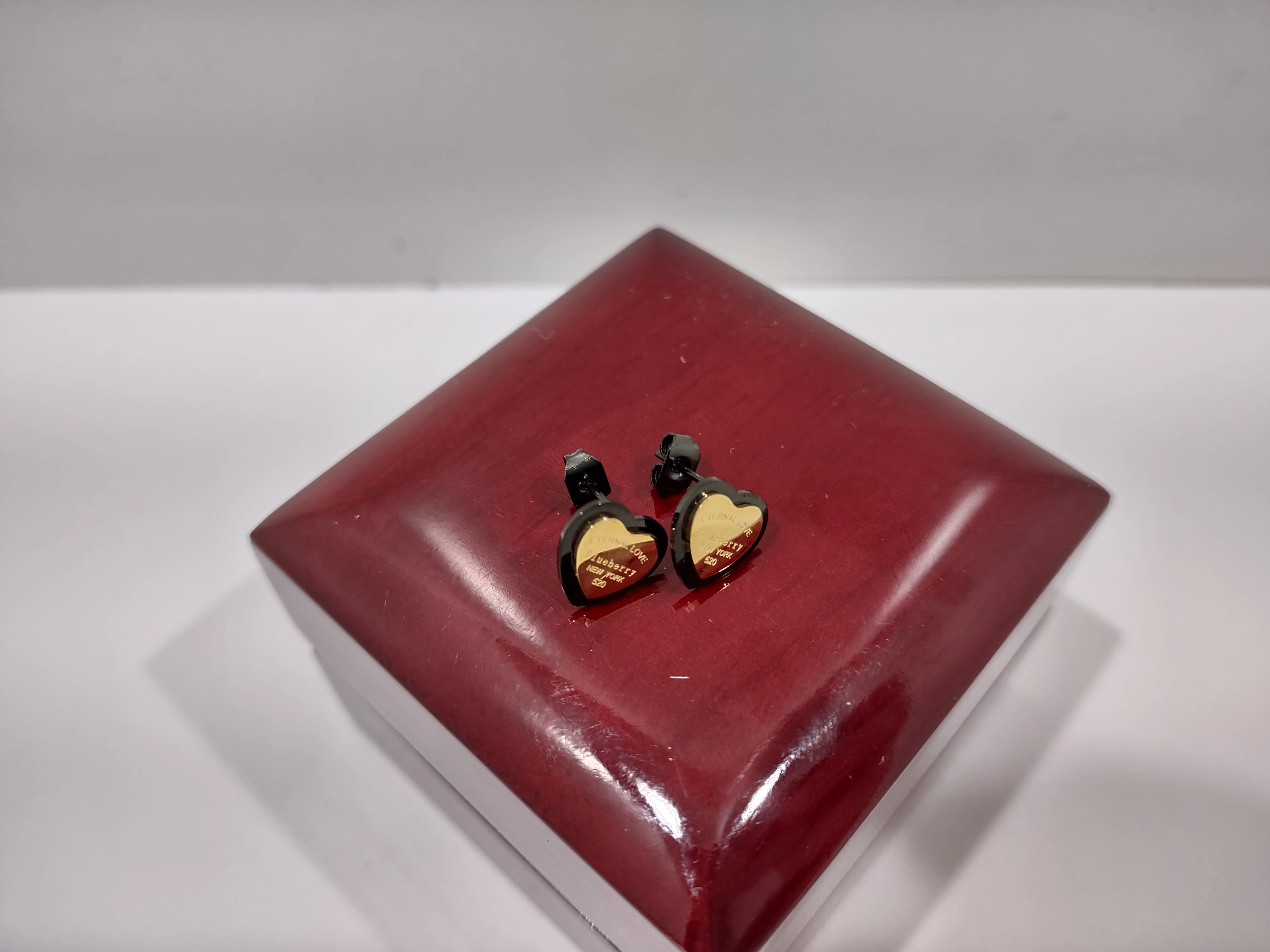 piekne-pozlacane-kolczyki-czarno-zlote-serca-ean-gtin-5905289675008