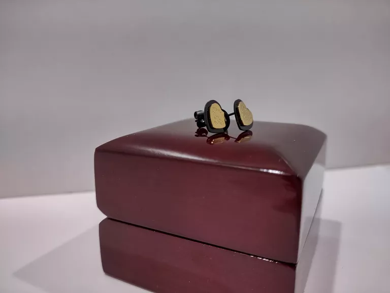 piekne-pozlacane-kolczyki-czarno-zlote-serca-stan-11323-1