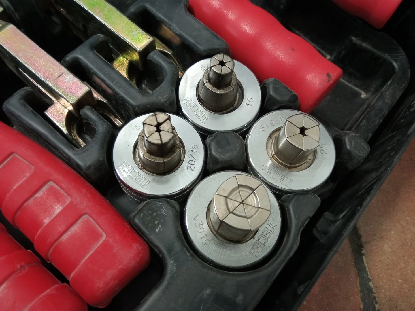 zaciskarka-do-rur-tece-marka-tece