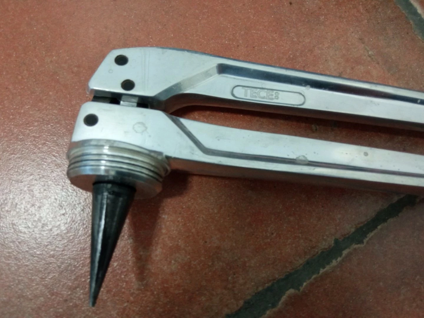 zaciskarka-do-rur-tece-marka-tece