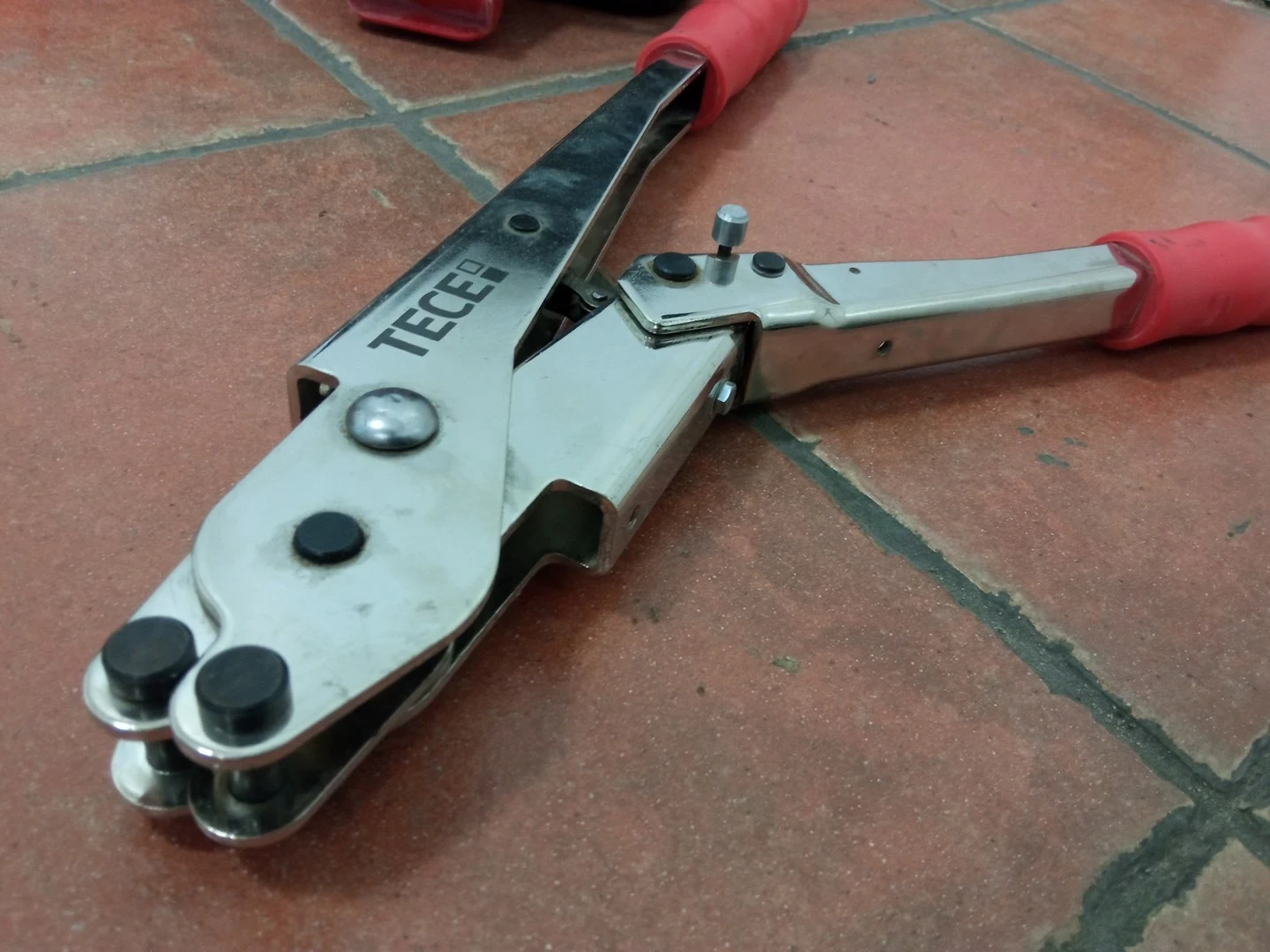 zaciskarka-do-rur-tece-stan-uzywany