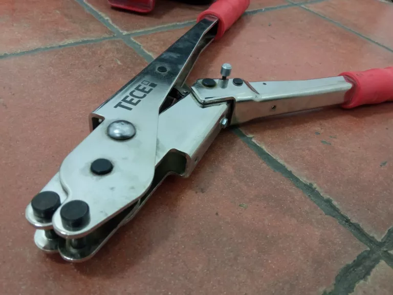 zaciskarka-do-rur-tece-stan-uzywany