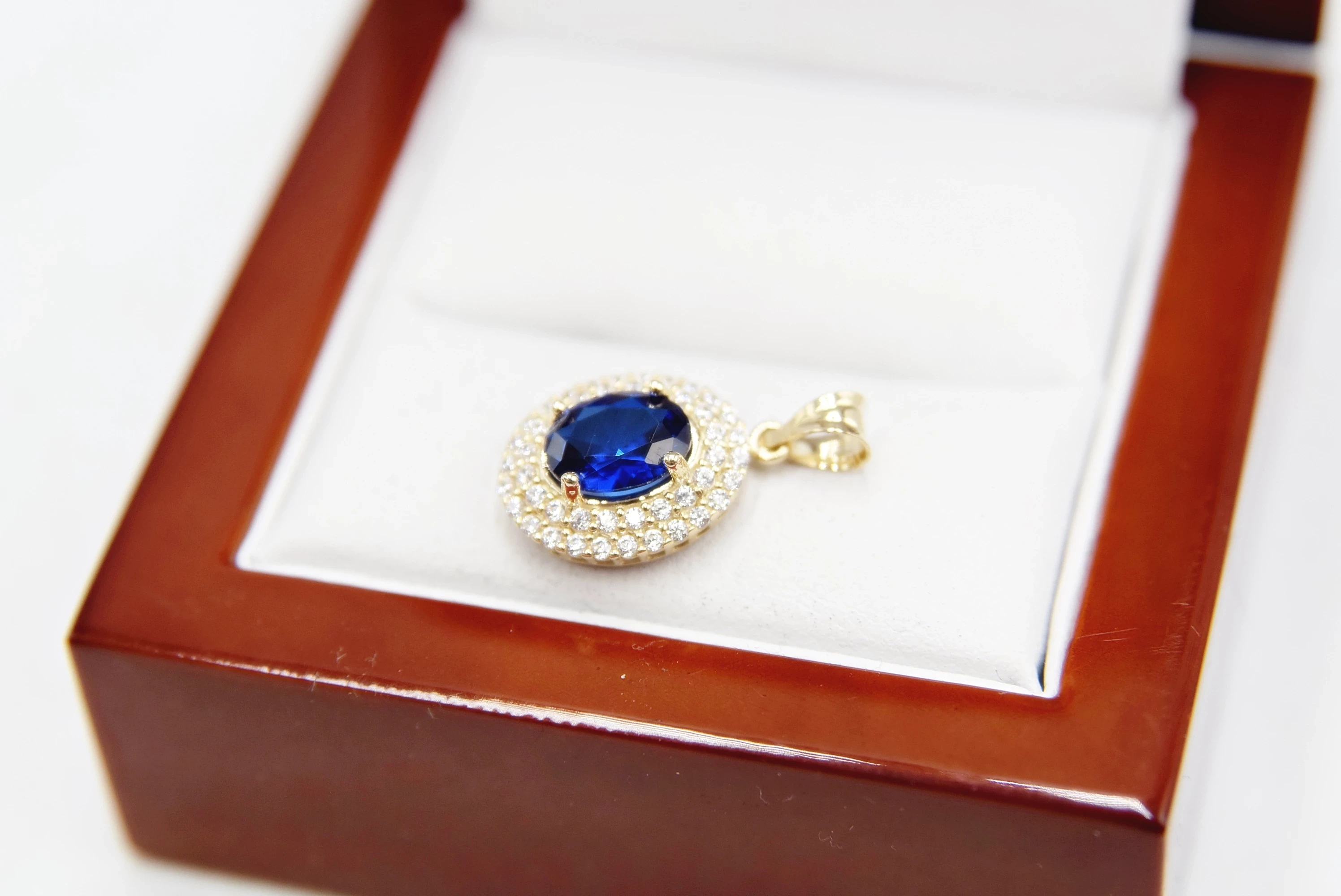 piekna-zlota-zawieszka-z-niebieskim-oczkiem-kolor-dominujacy-zloty