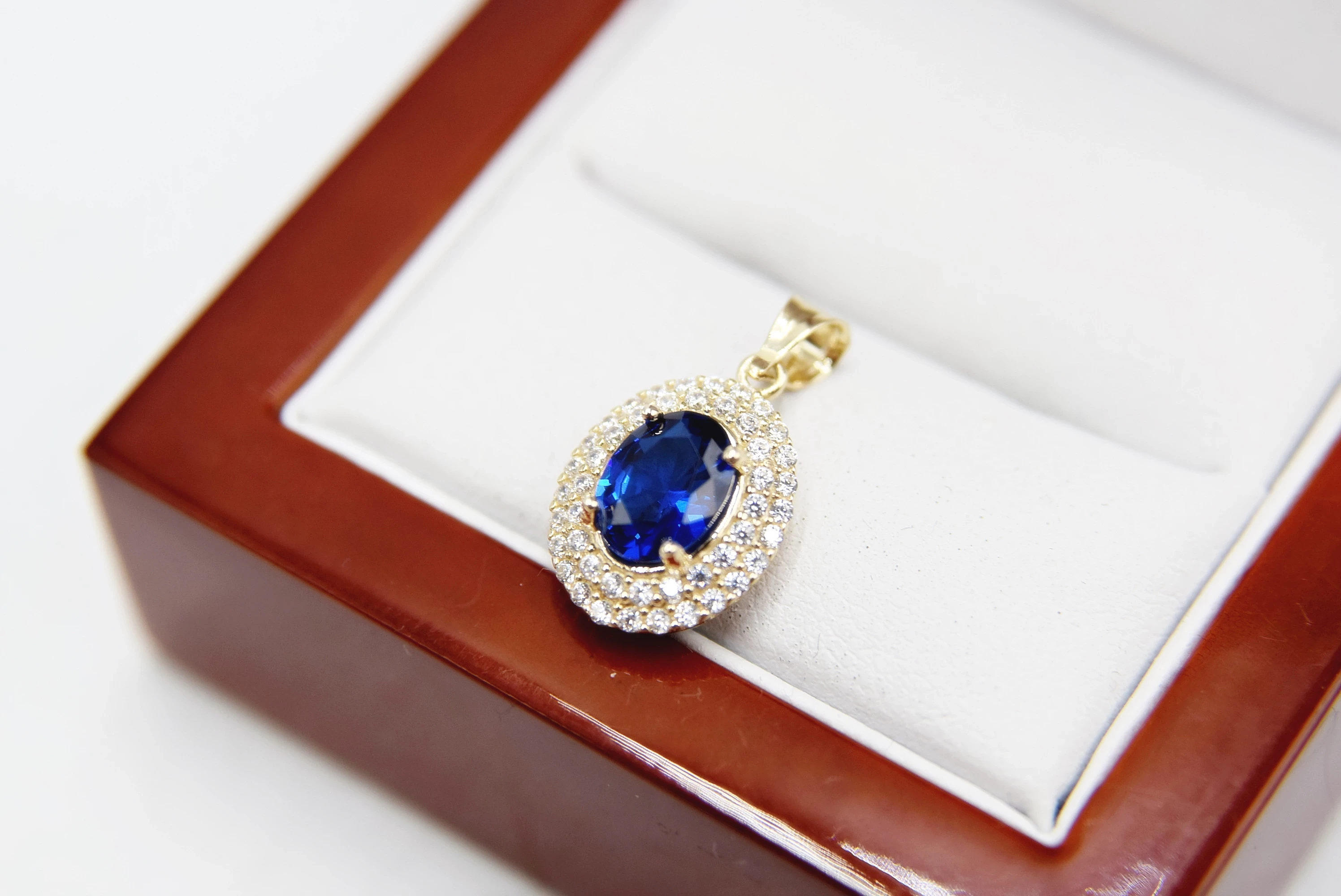 piekna-zlota-zawieszka-z-niebieskim-oczkiem-rodzaj-wyrob-jubilerski