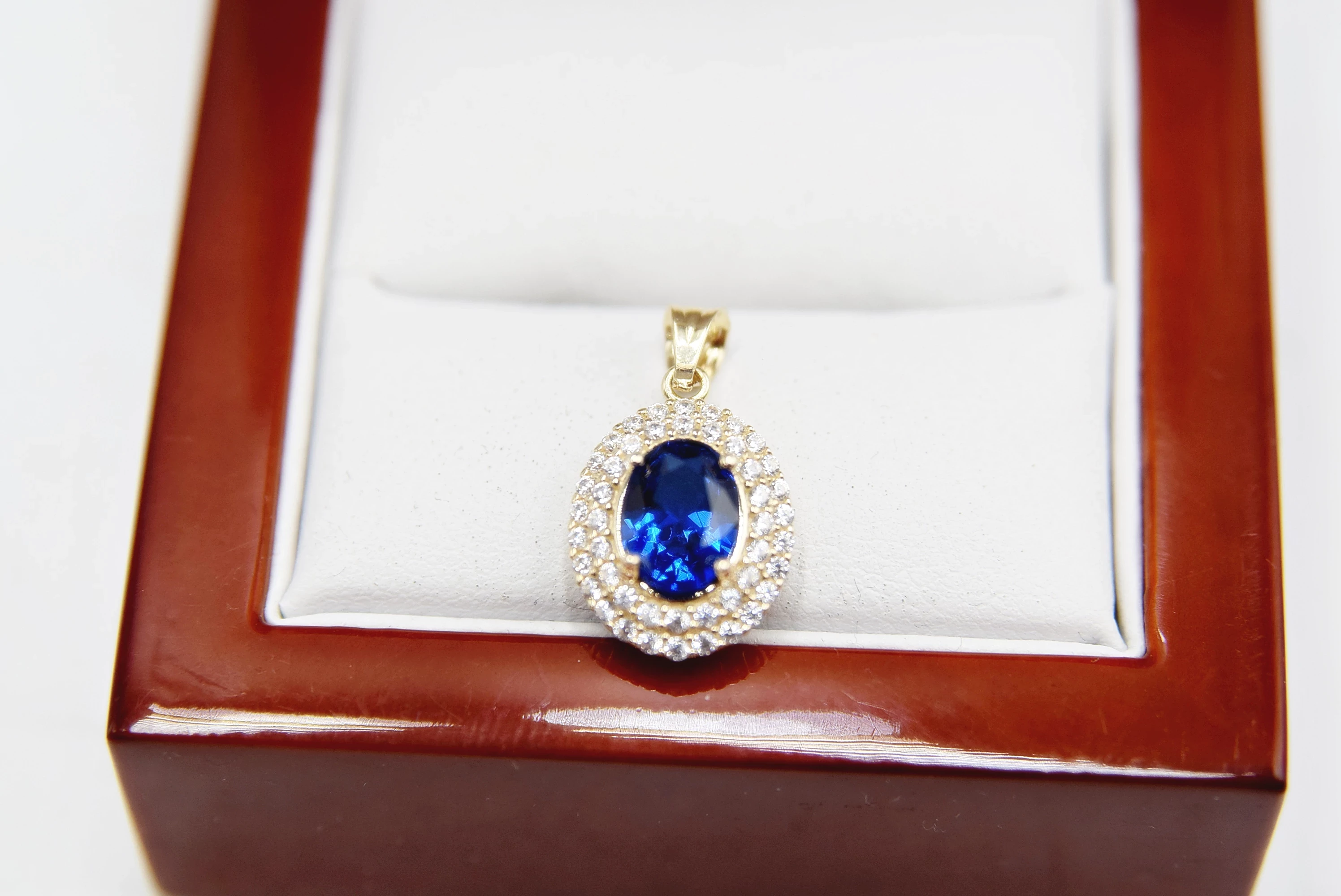 piekna-zlota-zawieszka-z-niebieskim-oczkiem-material-zloto