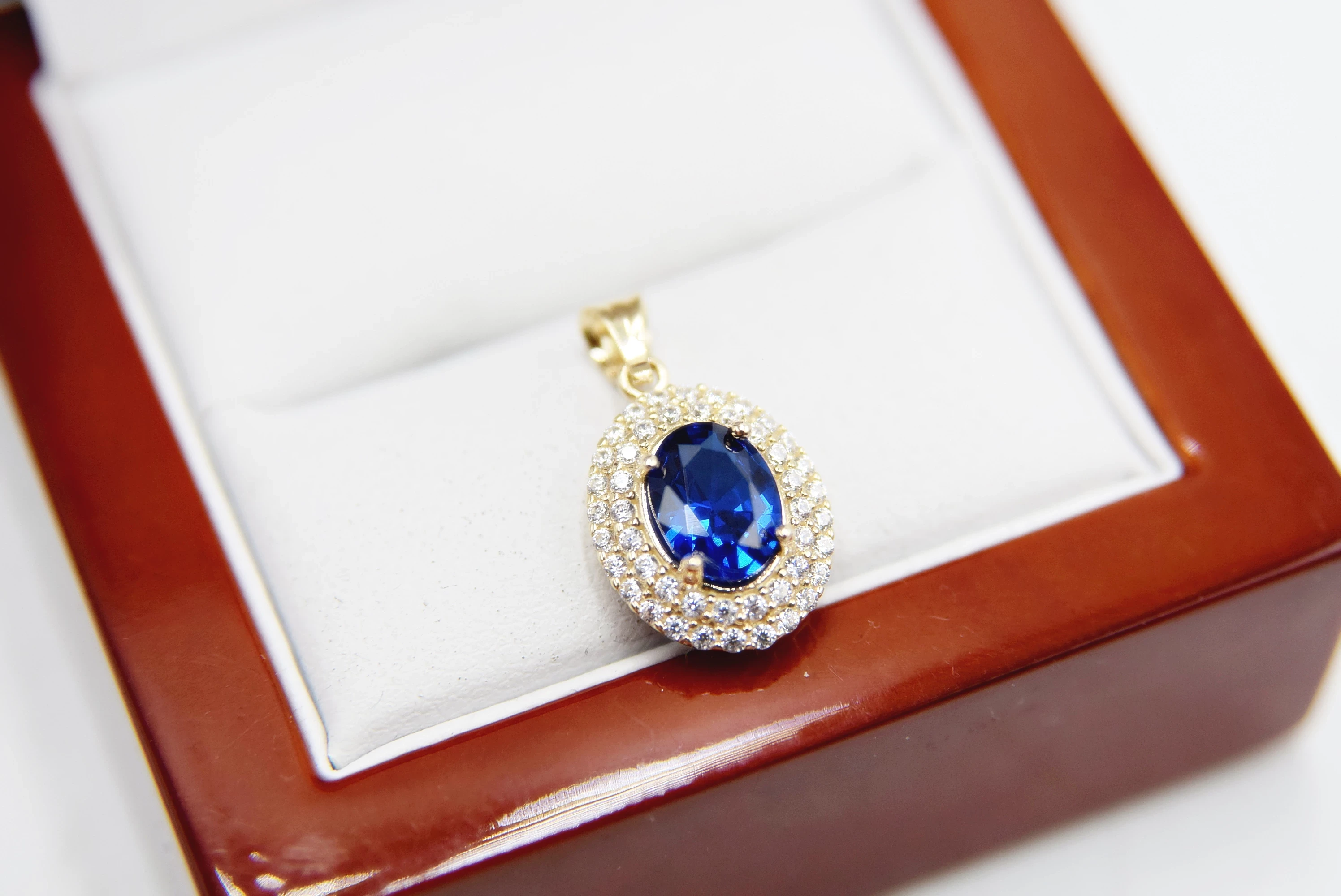 piekna-zlota-zawieszka-z-niebieskim-oczkiem-marka-inna-marka