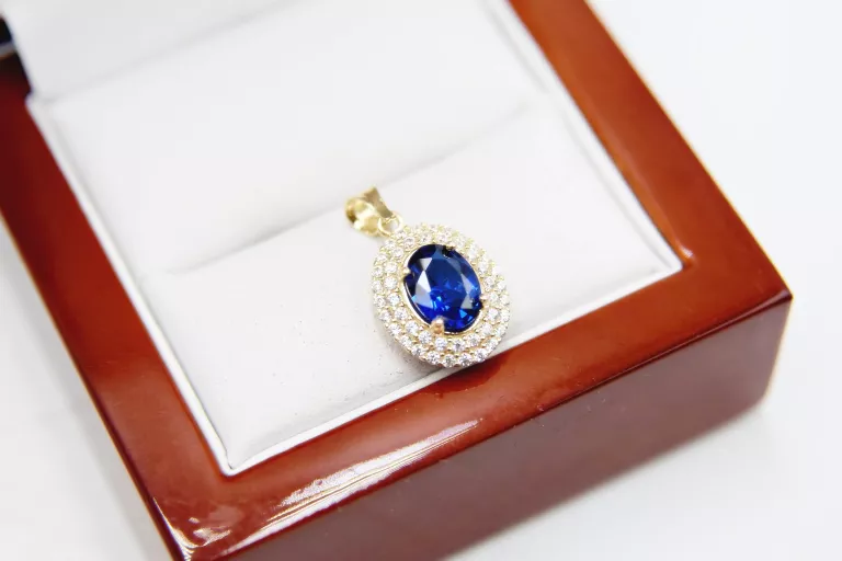 piekna-zlota-zawieszka-z-niebieskim-oczkiem-cechy-wystepuje-w-komplecie