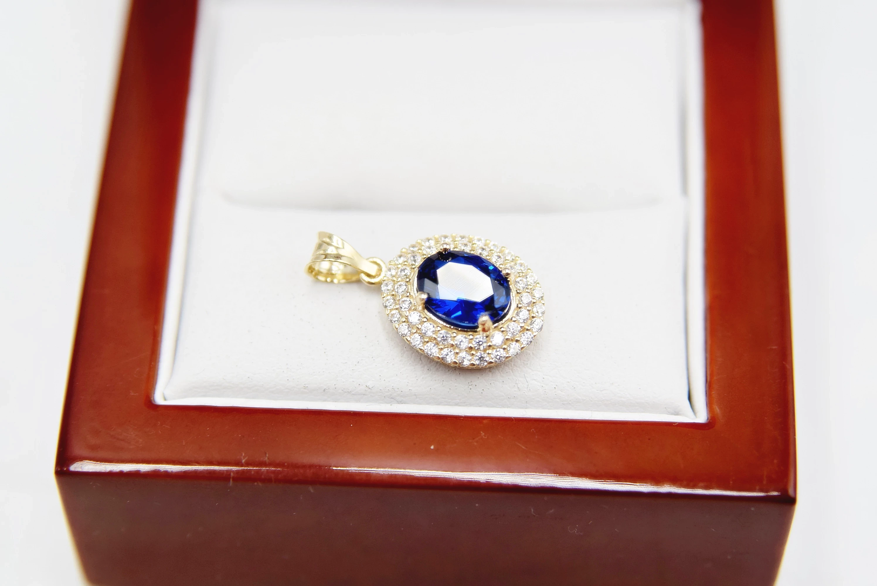 piekna-zlota-zawieszka-z-niebieskim-oczkiem-kamien-inny-kamien