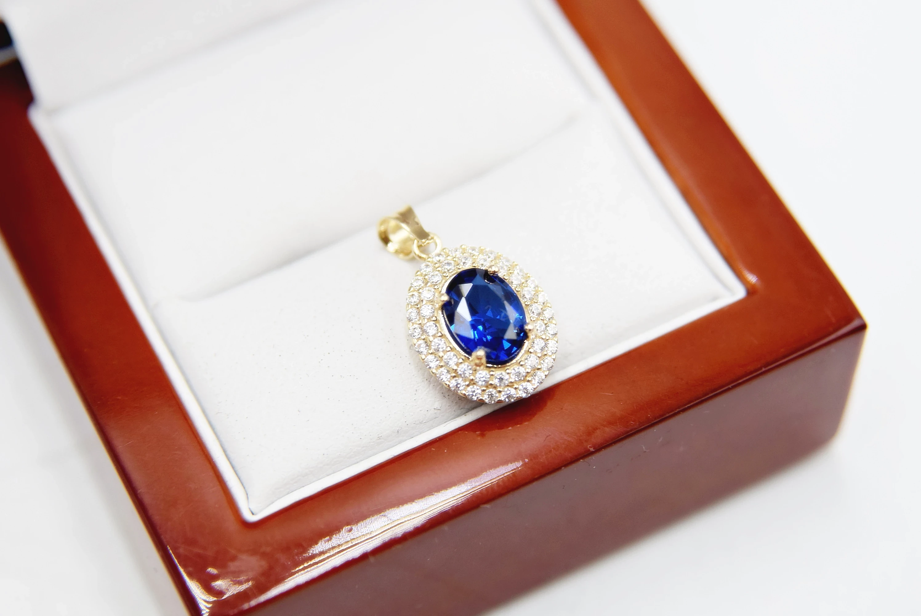 piekna-zlota-zawieszka-z-niebieskim-oczkiem-cechy-wystepuje-w-komplecie