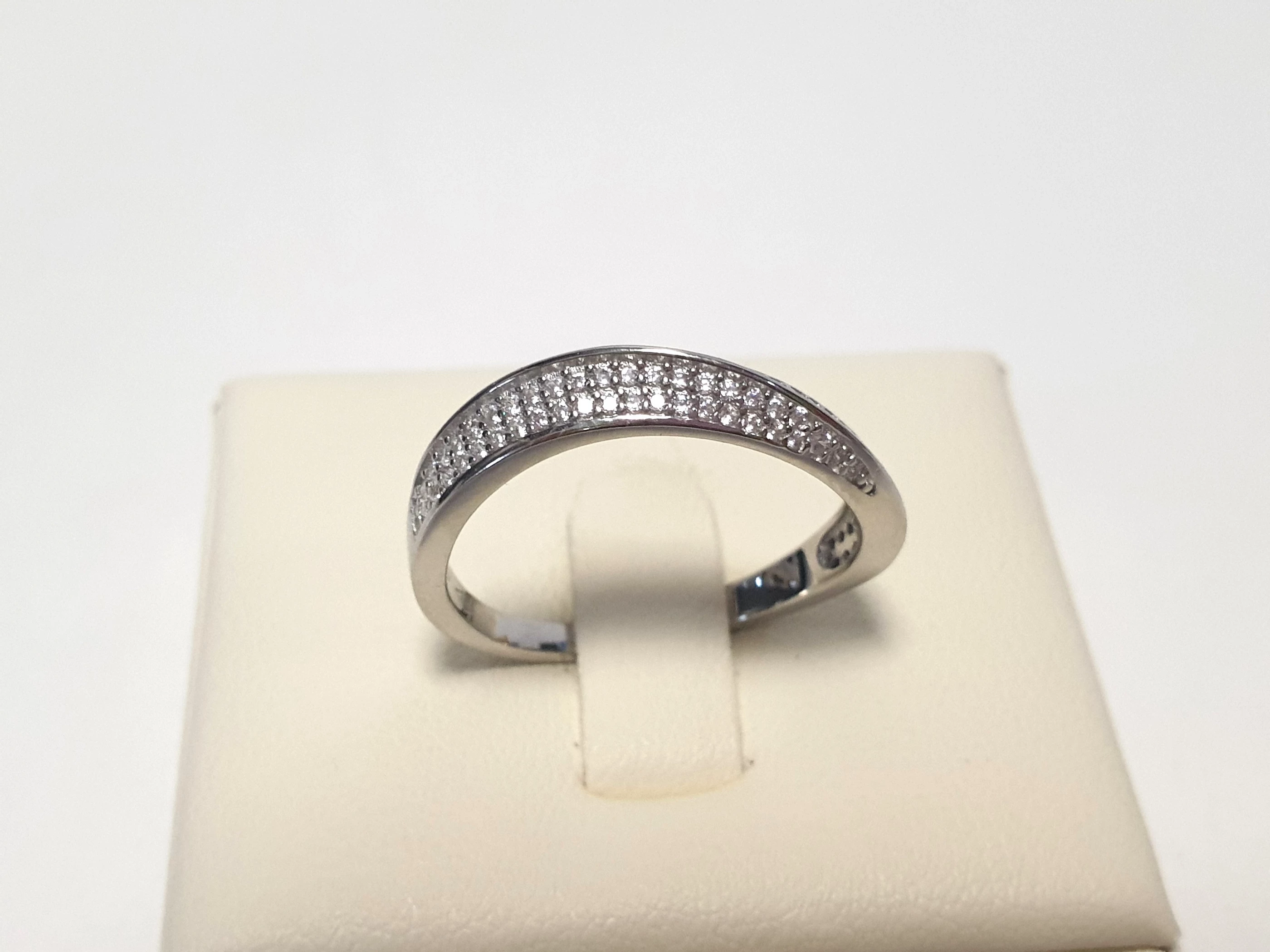 srebrny-pierscionek-stan-powystawowy