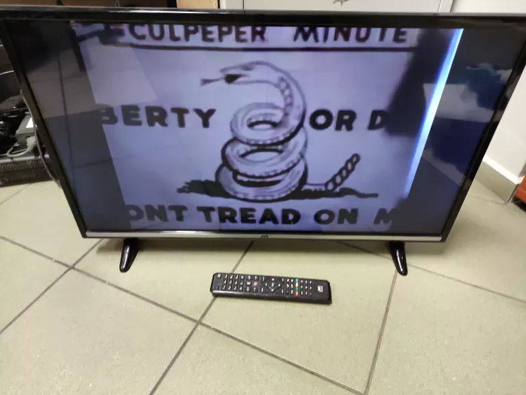 TELEWIZOR JVC 32 CALE LT 32V550 PILOT