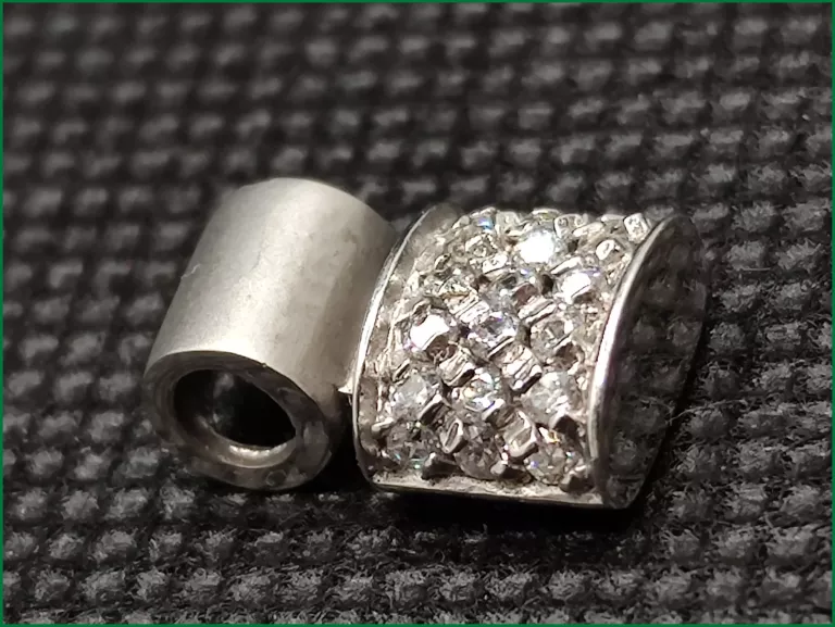 zloty-wisiorek-z-bialego-zlota-pr585-249g-stan-11323-2