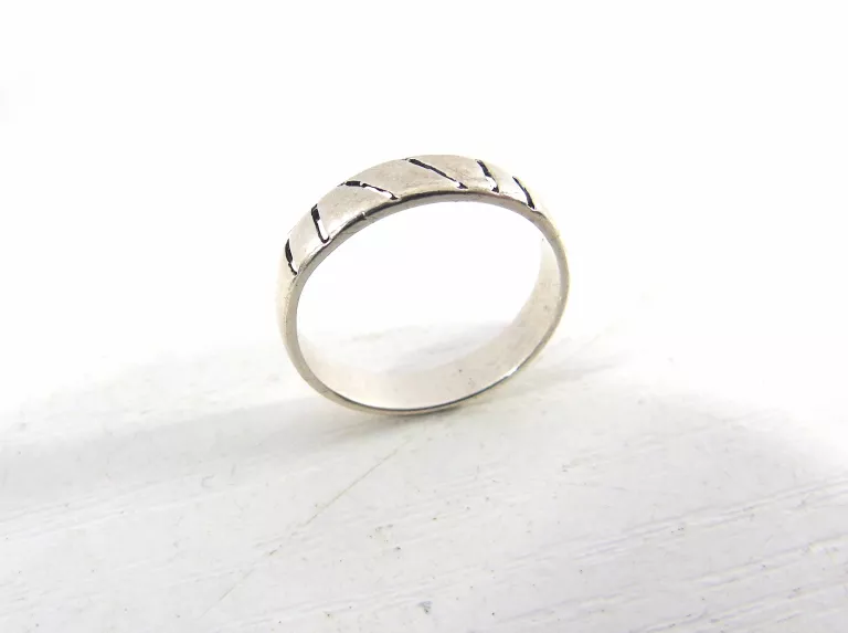delikatny-srebrny-pierscionek-pr925-r9-material-dominujacy-srebro