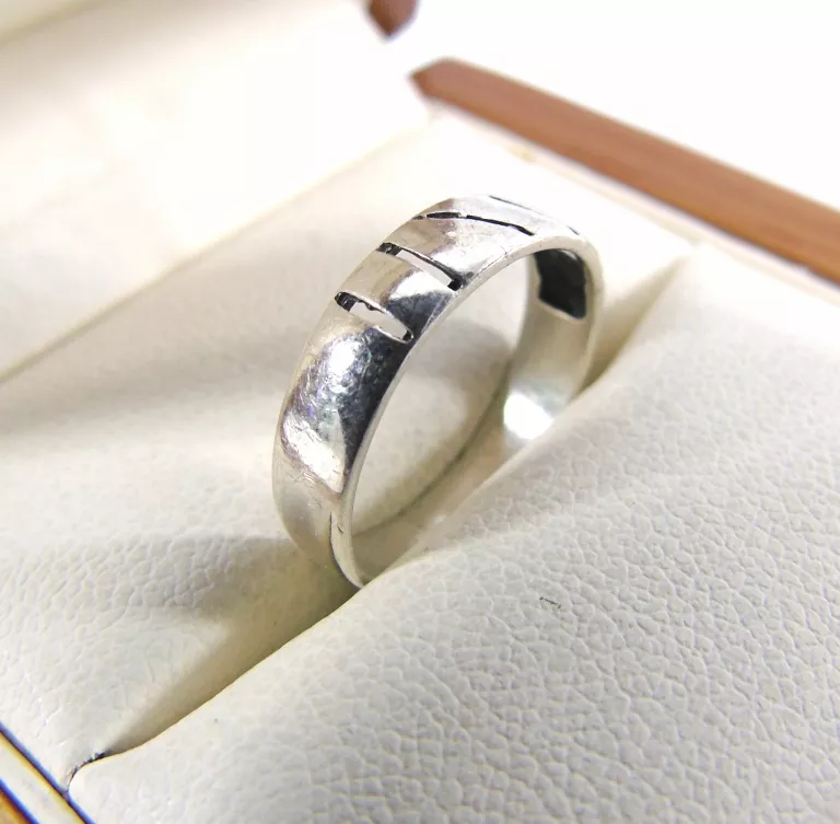 DELIKATNY SREBRNY PIERŚCIONEK PR925 R.9