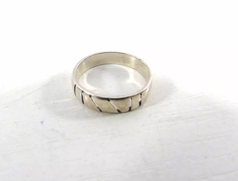 DELIKATNY SREBRNY PIERŚCIONEK PR925 R.9