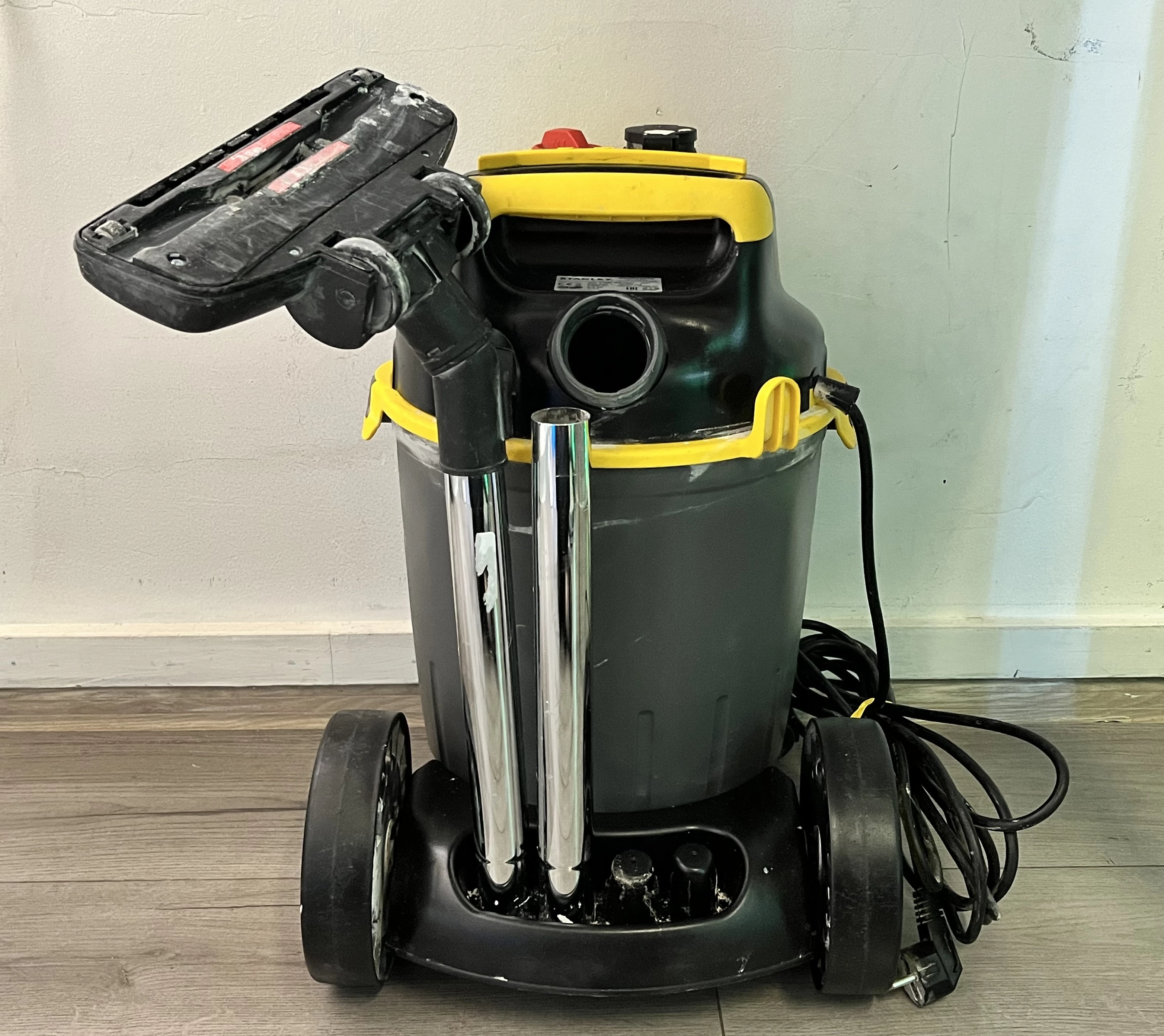 odkurzacz-budowlany-stanley-sxvc20pte-napiecie-zasilania-230