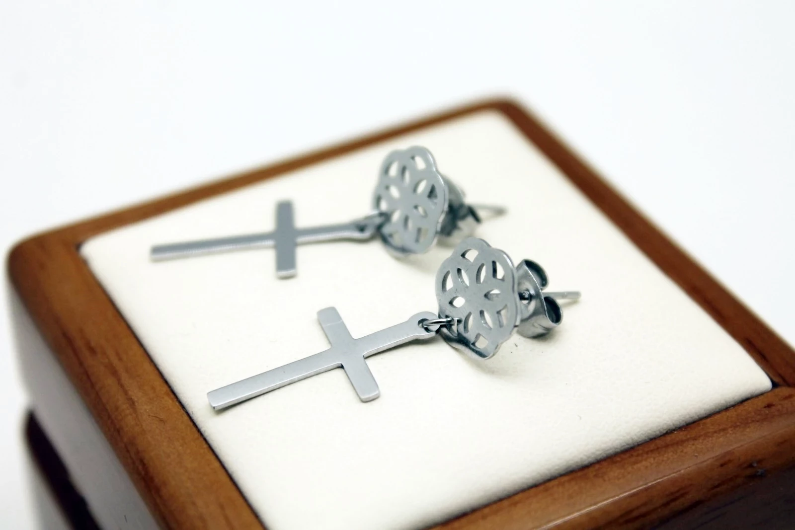 kolczyki-wiszace-krzyzyki-stal-chirurgiczna-20125-traugutta-85-wroclaw