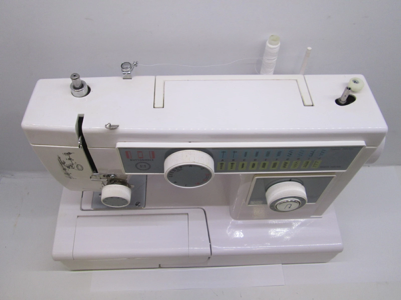 maszyna-do-szycia-tesco-sew1-komplet-kolor-dominujacy-bialy