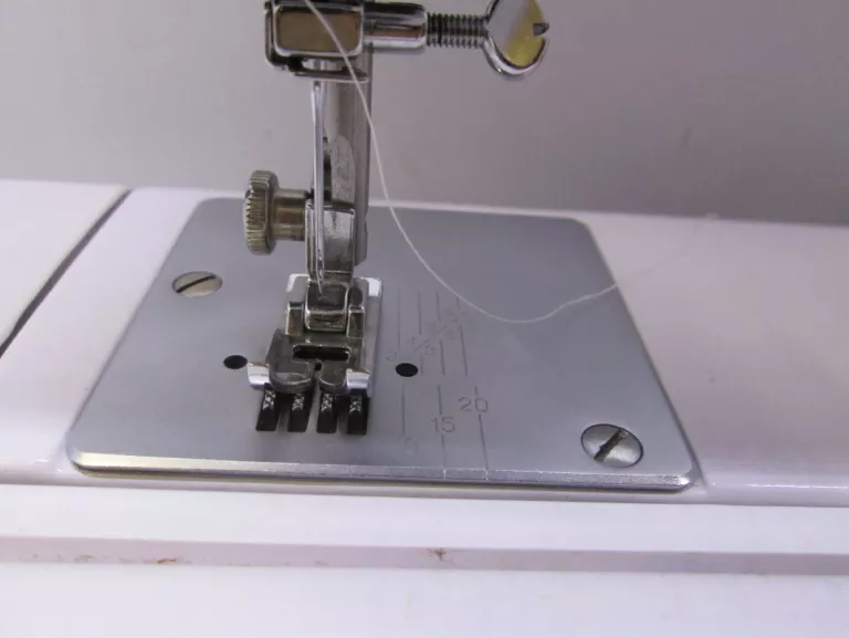 MASZYNA DO SZYCIA TESCO SEW1 / KOMPLET