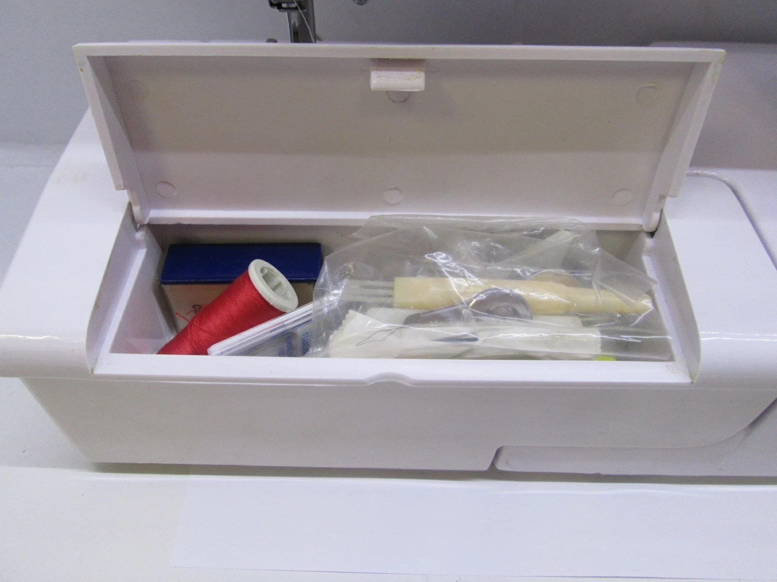 maszyna-do-szycia-tesco-sew1-komplet-kod-producenta-sew1