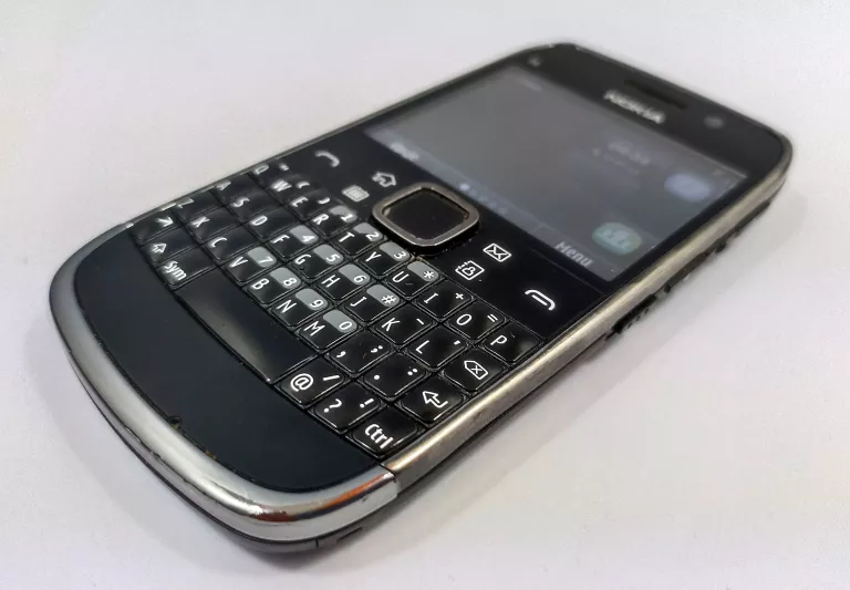 TELEFON NOKIA E6-00