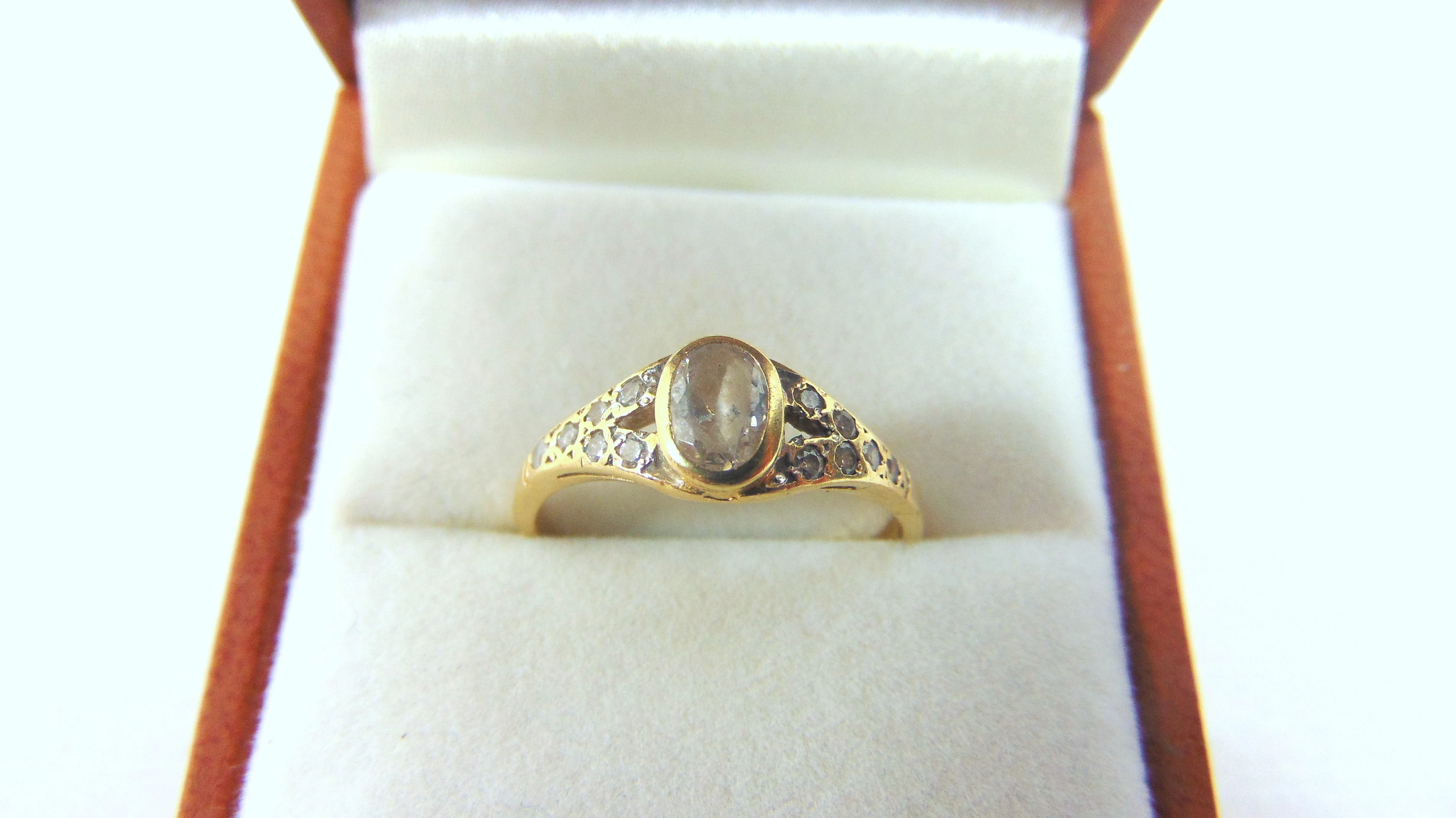 urokliwy-zloty-pierscionek-pr-585-r15-kamienie-brak-informacji