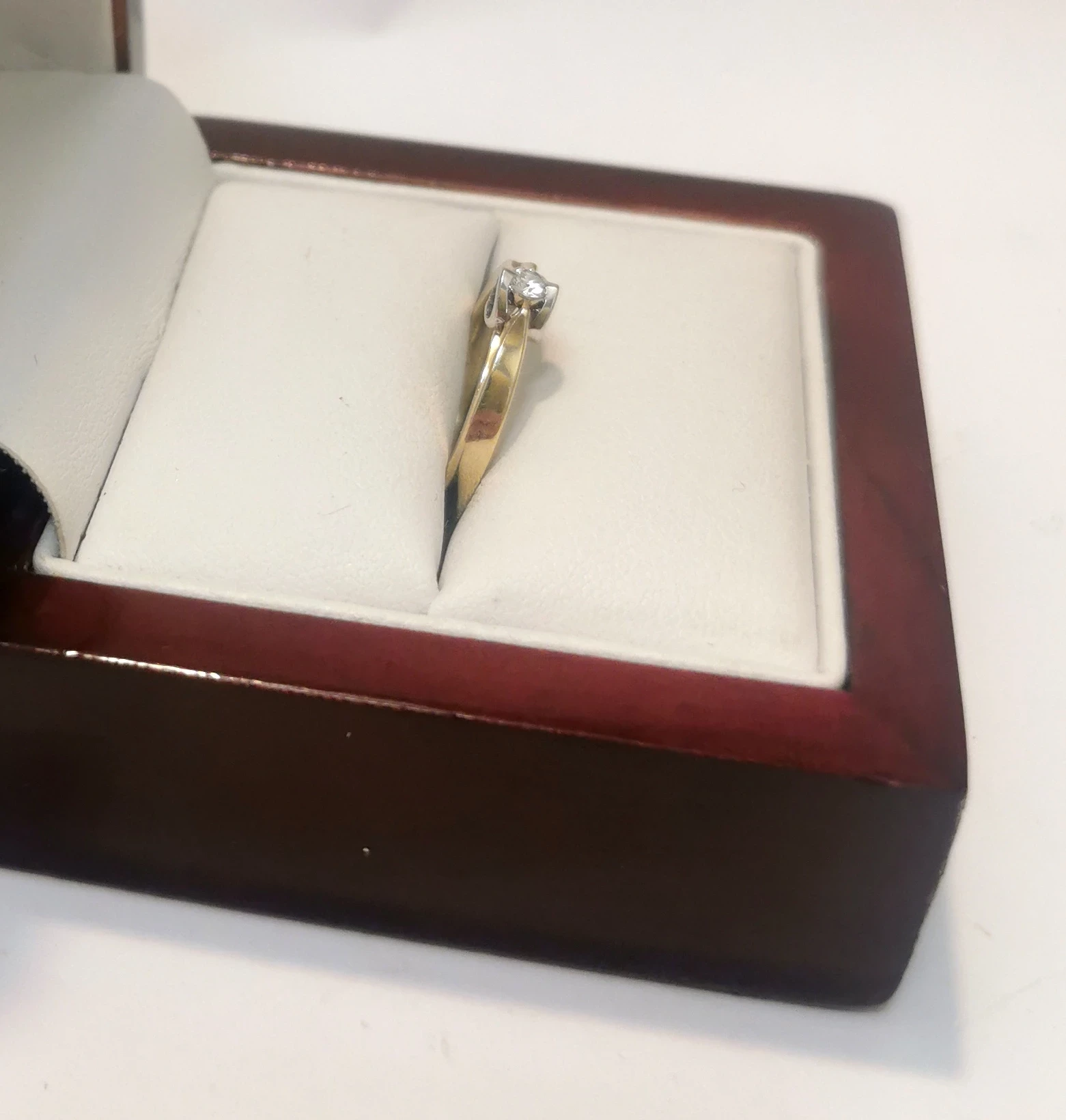 zloty-pierscionek-z-brylantem-p585-220g-ean-gtin-5903772003536