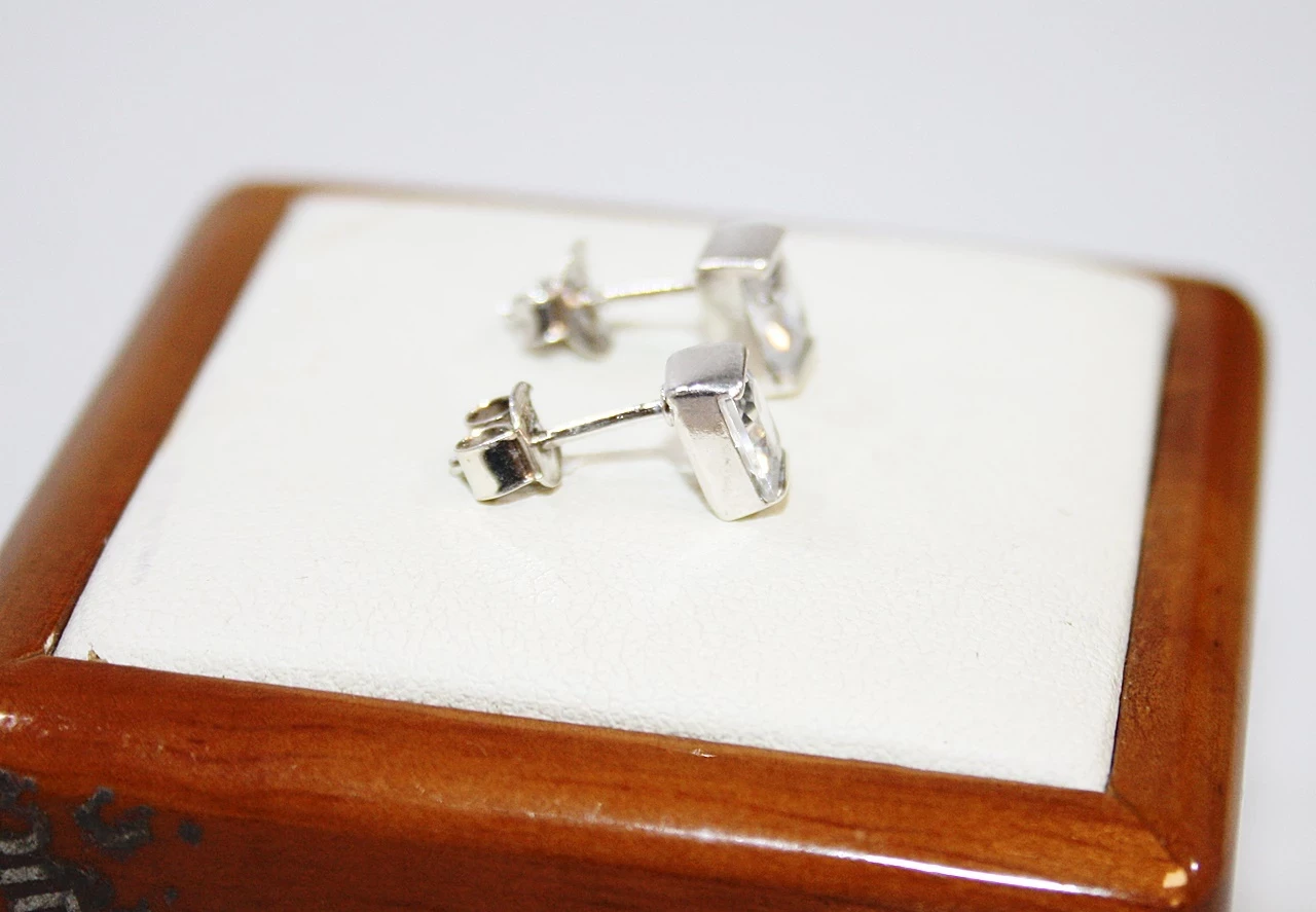 eleganckie-srebrne-kolczyki-z-oczkiem-199g-rodzaj-bigla-sztyft