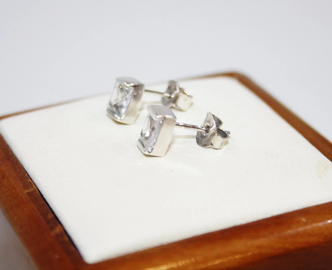 eleganckie-srebrne-kolczyki-z-oczkiem-199g-marka-bez-marki