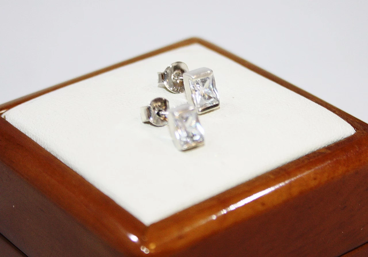 eleganckie-srebrne-kolczyki-z-oczkiem-199g-kamien-17088-128