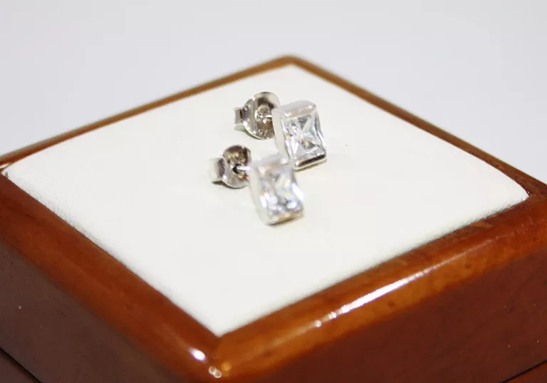 eleganckie-srebrne-kolczyki-z-oczkiem-199g-kamien-cyrkonia