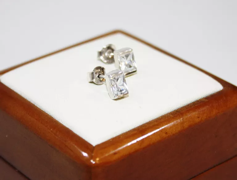 eleganckie-srebrne-kolczyki-z-oczkiem-199g-kolor-dominujacy-srebrny