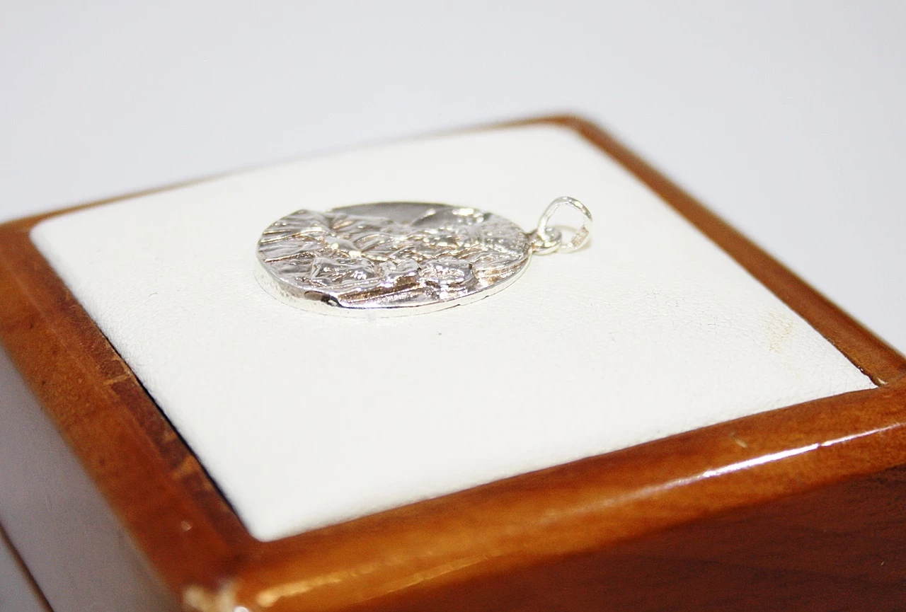 rewelacyjny-srebnry-medalik-340-g-marka-bez-marki