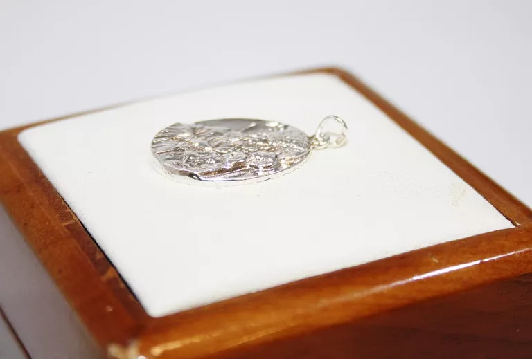 rewelacyjny-srebnry-medalik-340-g-marka-bez-marki