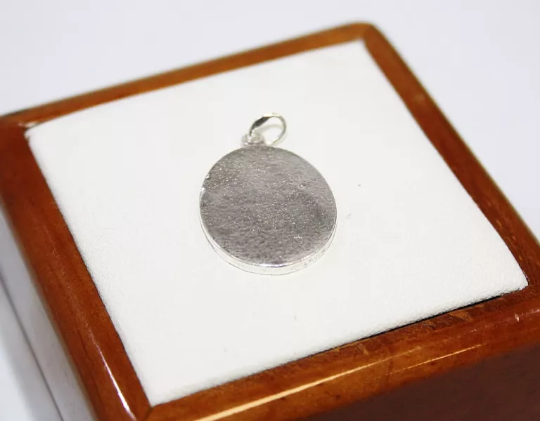 rewelacyjny-srebnry-medalik-340-g-material-srebro