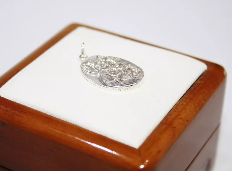 rewelacyjny-srebnry-medalik-340-g-rodzaj-wyrob-jubilerski