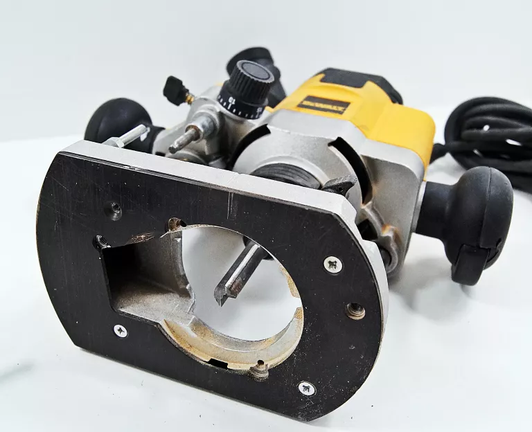 FREZARKA GÓRNOWRZECIONOWA DEWALT DW622