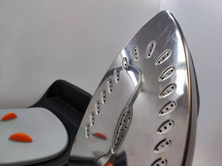 zelazko-ze-stacja-parowa-aeg-dbs-5591-marka-aeg