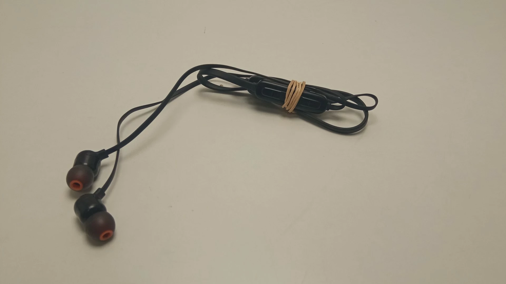 sluchawki-bt-jbl-tune-110-bt-transmisja-sygnalu-bluetooth