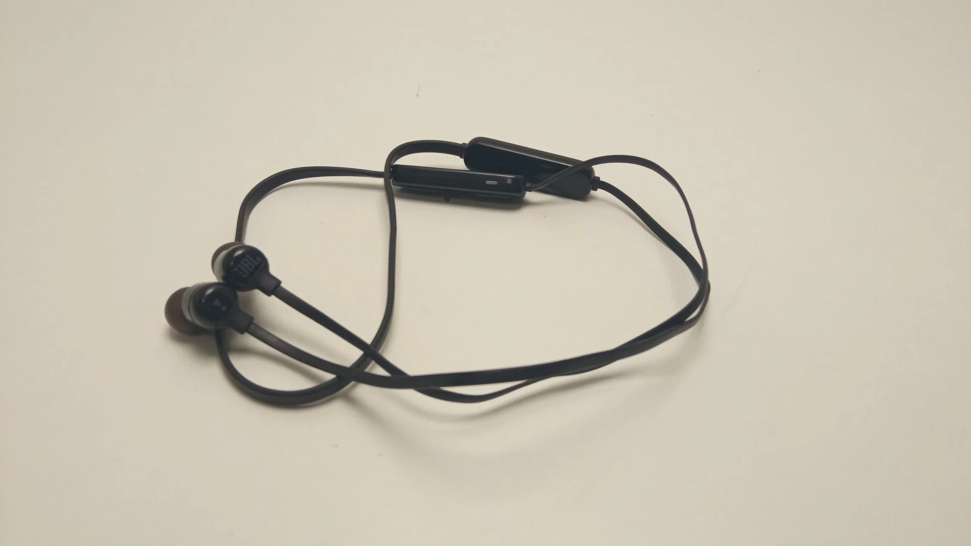 sluchawki-bt-jbl-tune-110-bt-stan-uzywany