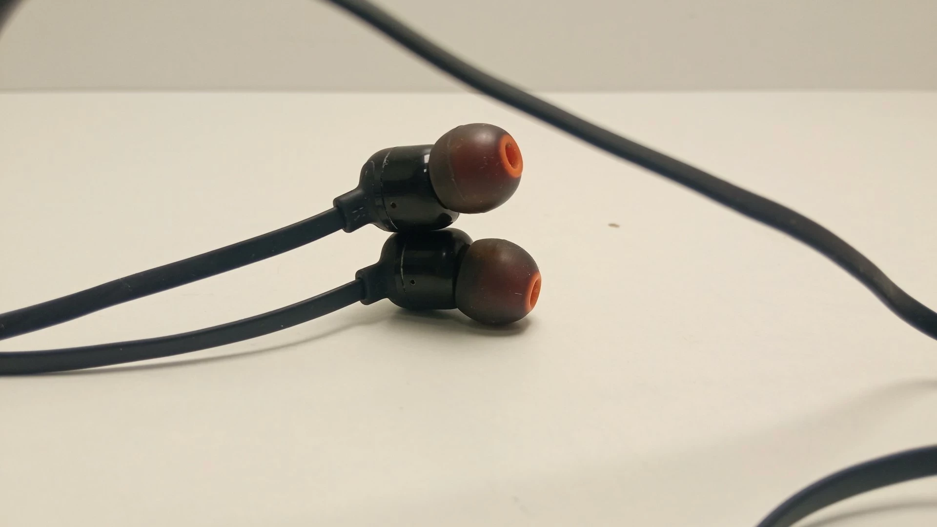 sluchawki-bt-jbl-tune-110-bt-marka-jbl