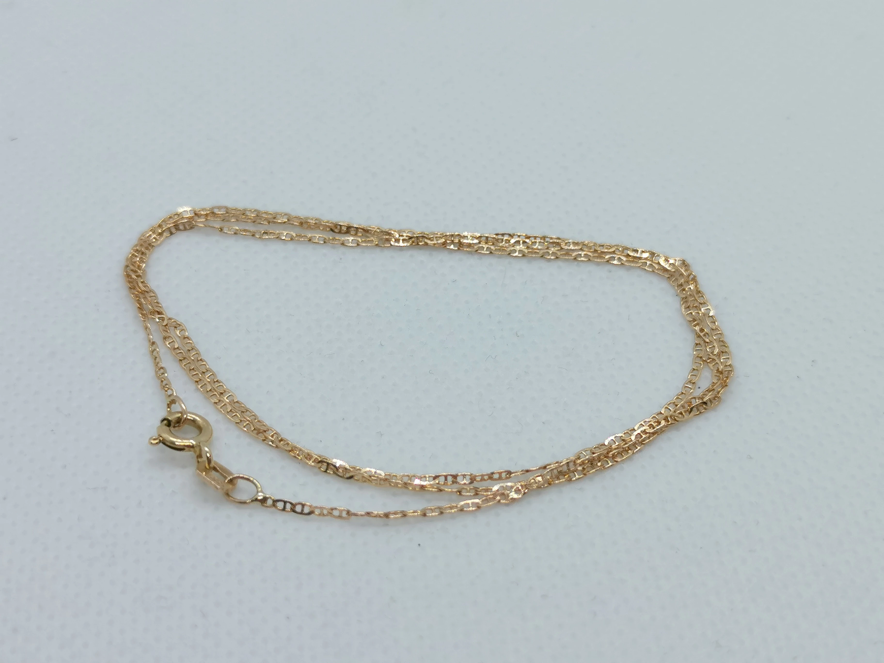 delikatny-zloty-lancuszek-at-idealny-rodzaj-wyrob-jubilerski