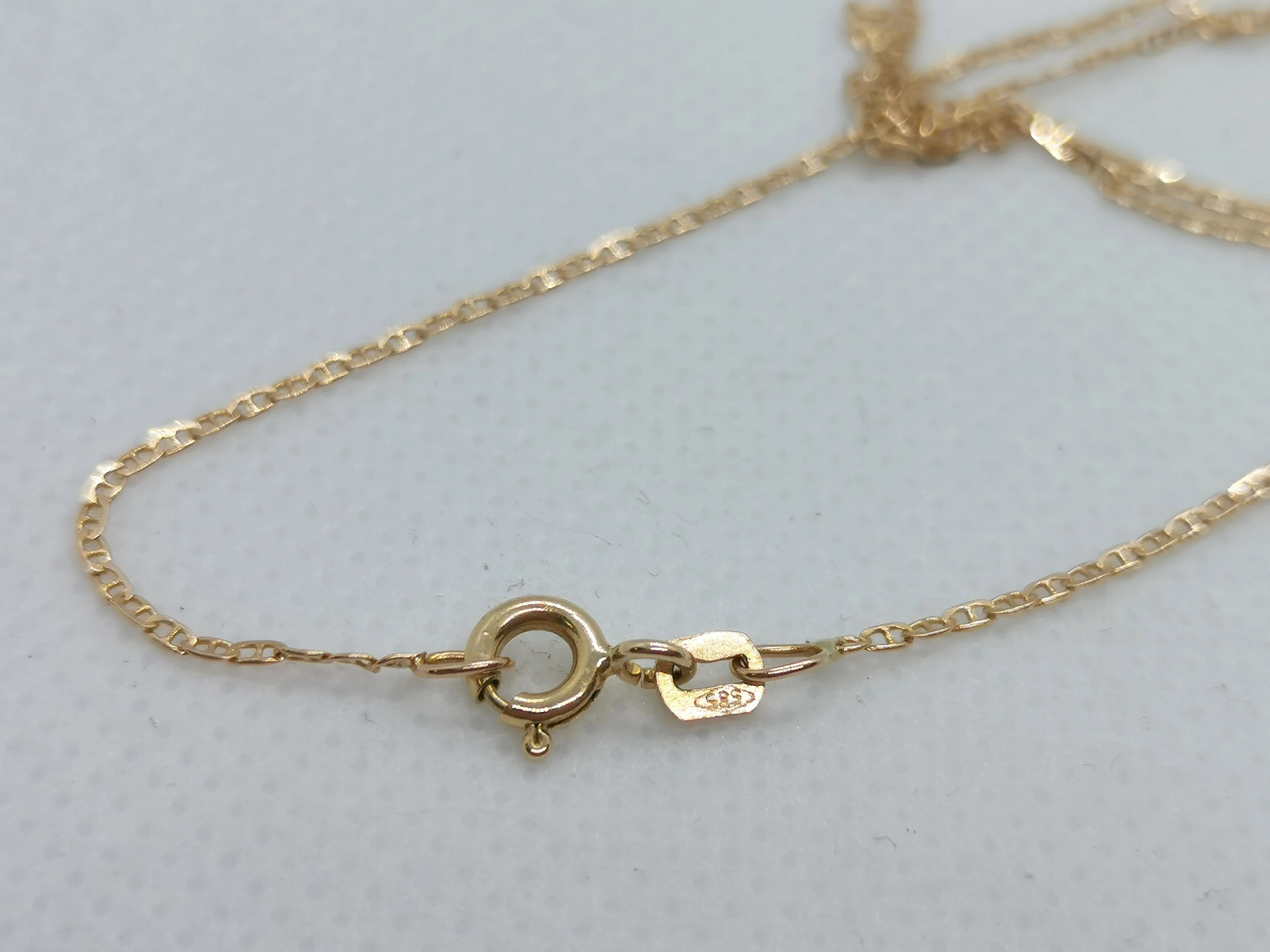 delikatny-zloty-lancuszek-at-idealny-material-zloto