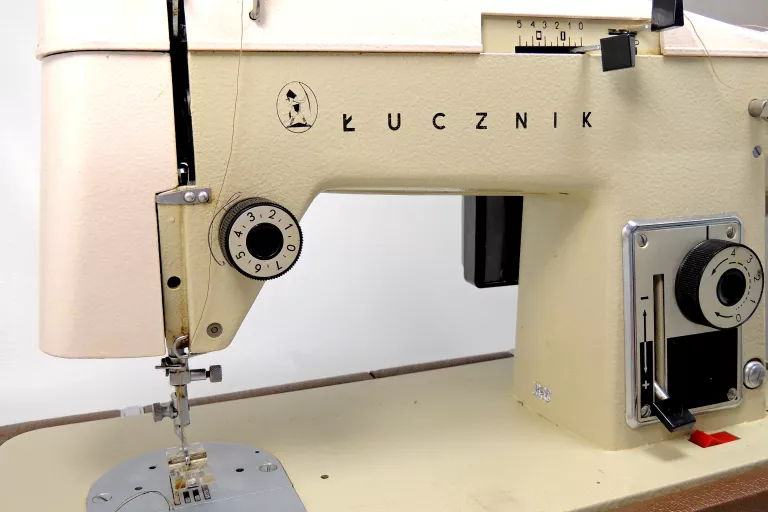 MASZYNA DO SZYCIA ŁUCZNIK 451 WALIZKA