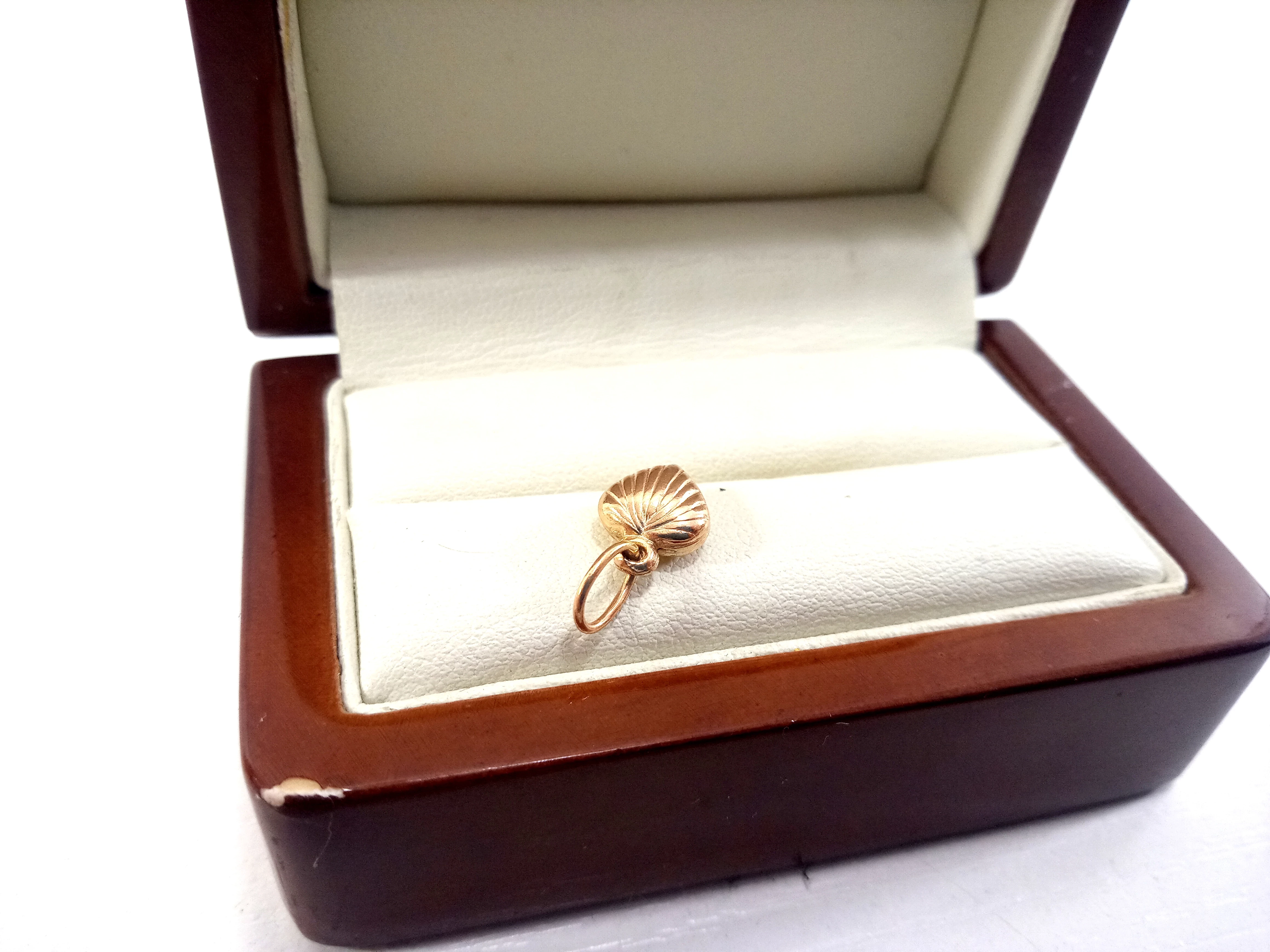 majestatyczna-zlota-zawieszka-p585-material-zloto