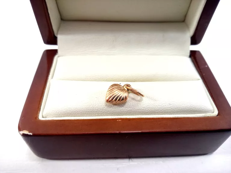 majestatyczna-zlota-zawieszka-p585-stan-uzywany